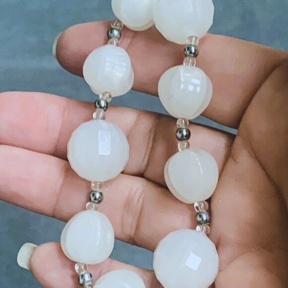 JEWELRY - Milky white textured beads stretch bracelet with silver & clear beads - Picture 3 of 8